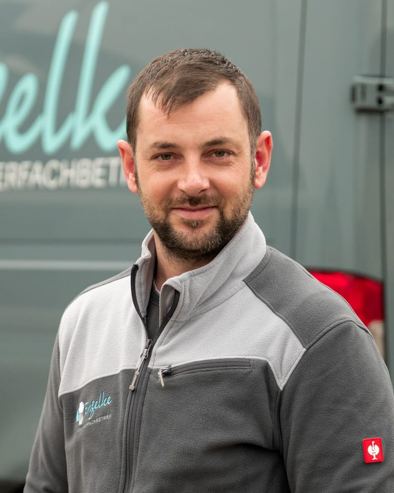 Sven Engelke vor seinem Firmenfahrzeug